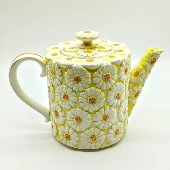 Brinn's Daisy Ceramic Vintage Tea Pot - Picture 2 of 9